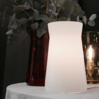 Waisted table lamp in white